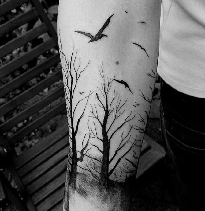 Oiseaux volant au-dessus des arbres - un tatouage spectaculaire