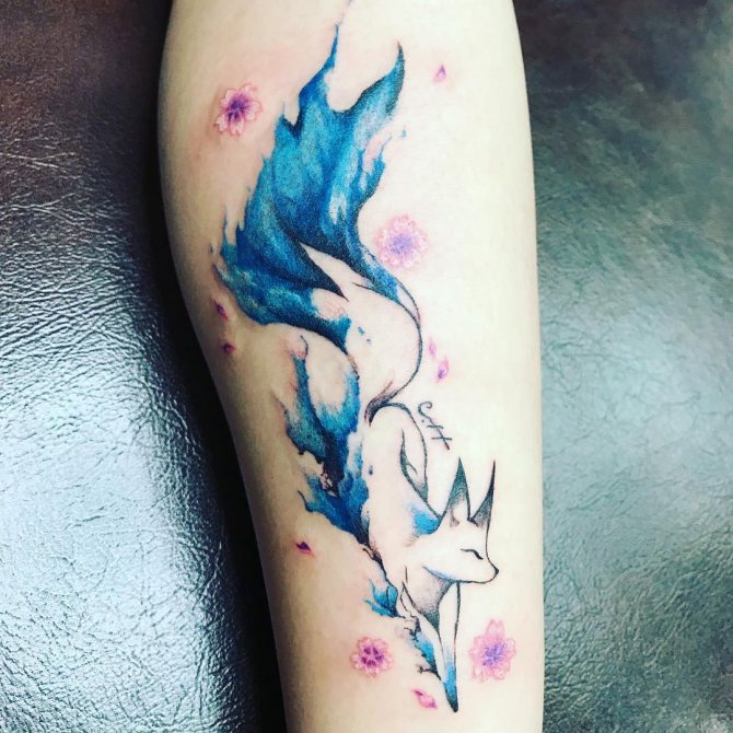 Renard avec queue de feu et fleur de sakura