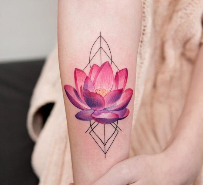 tatouage de lotus sur la main