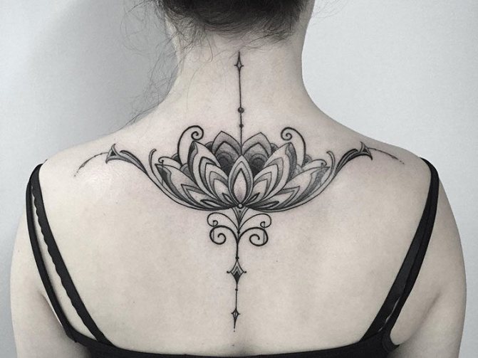 Tatouage de lotus sur le dos d'une fille