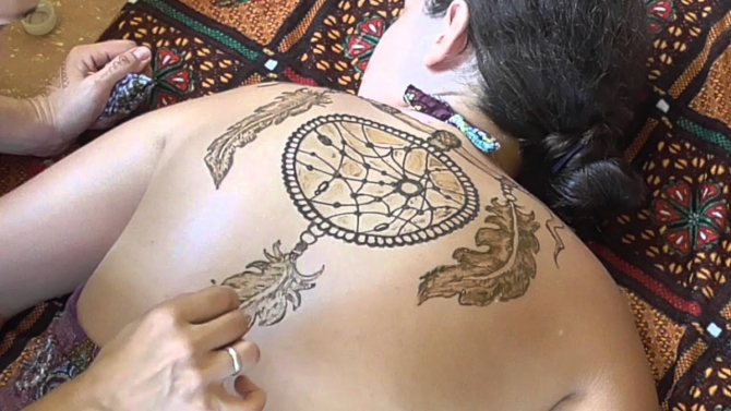 mehendi unenägude püüdja seljal