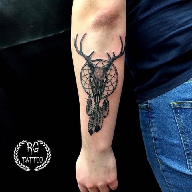 dream catcher tätoveering põhjapõder käes