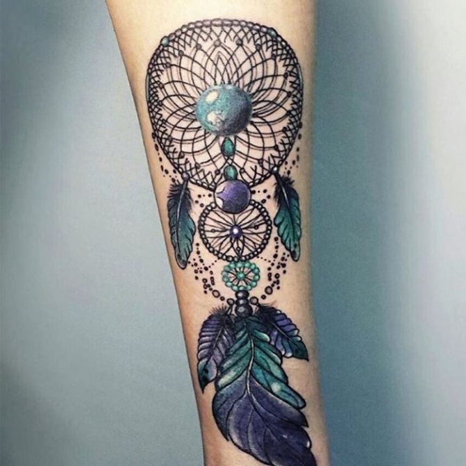 unenägude püüdja tätoveering sulgedega