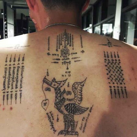 Tatouages magiques, sak yant dans le dos