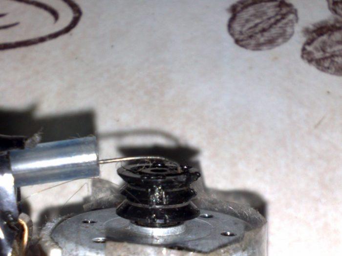 Le volant d'inertie reproduit le vilebrequin.