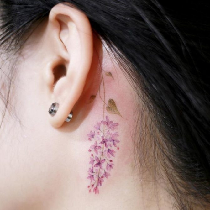 Un mini-tatouage d'un lilas derrière l'oreille peut très bien vous rappeler votre premier amour.