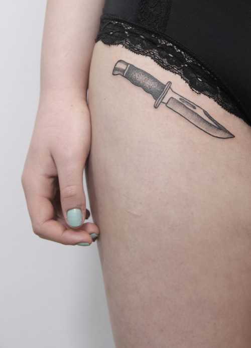Petit tatouage d'un couteau sur une fille