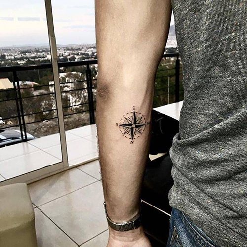 Petits tatouages pour les hommes. Croquis, photos