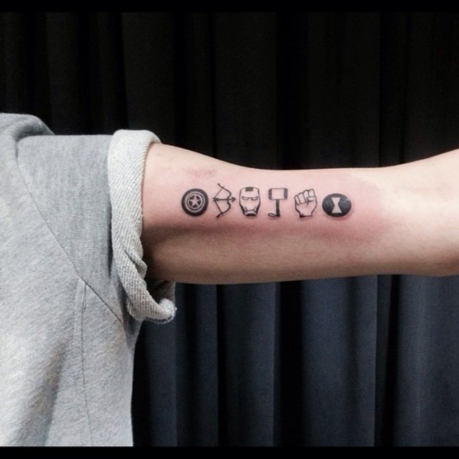 Petits tatouages sur le bras