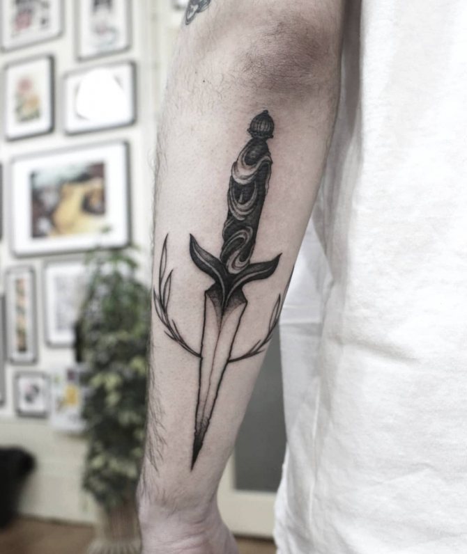 Petit poignard noir et blanc