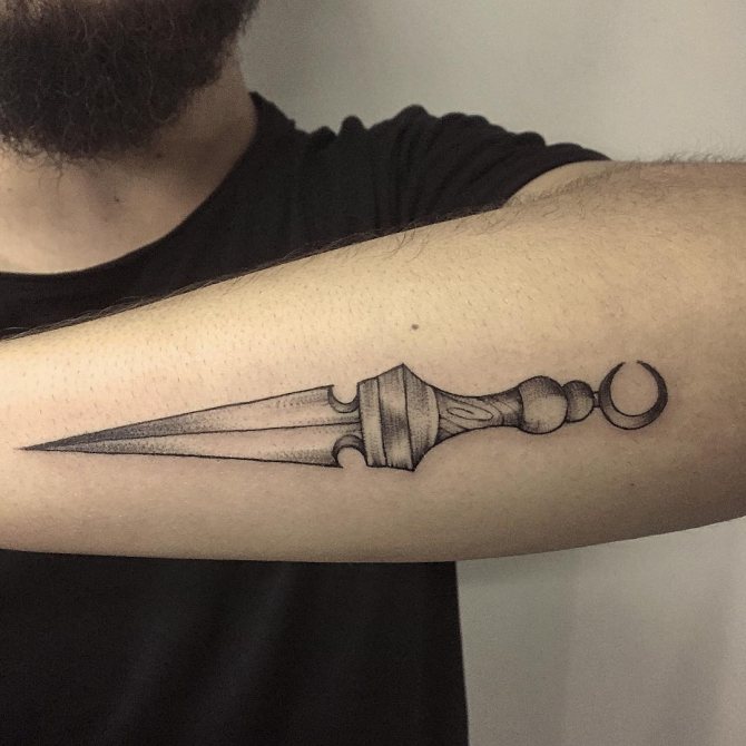 Little Dagger on Forearm