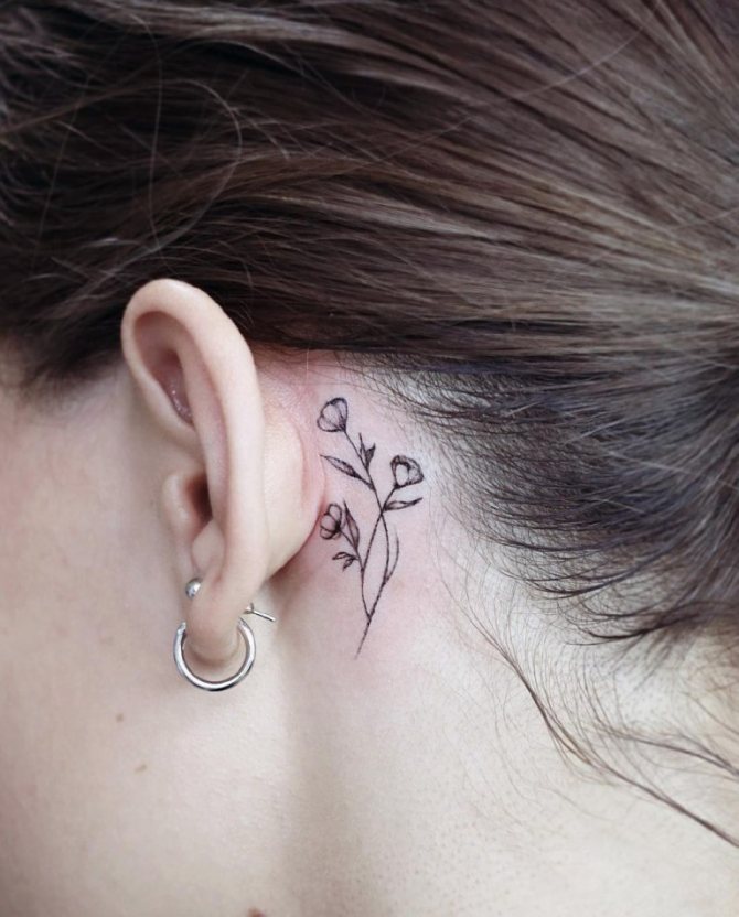 Petit tatouage derrière l'oreille