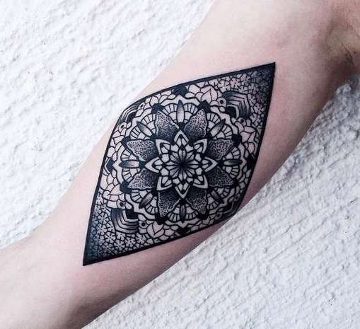 Mandala sur le mollet