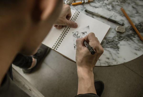 Mester skaber design til tatovering