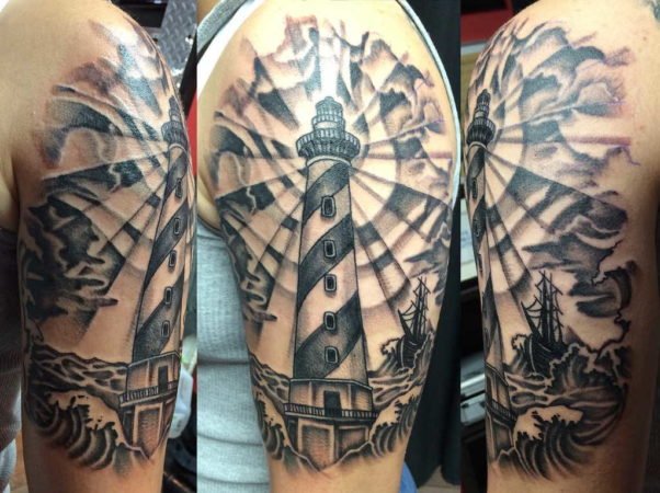 Tatouage de phare sur l'épaule