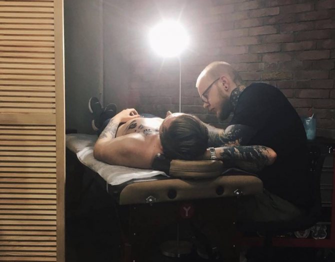 Rêve du monopole du tatouage. Entretien avec le créateur du studio de tatouage OMUT