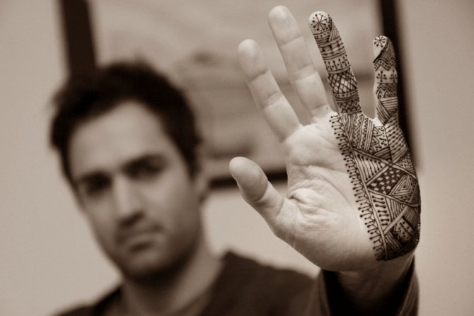 Mehendi pour hommes à la main