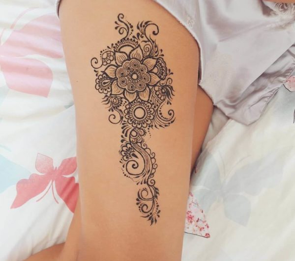 Mehendi sur la cuisse