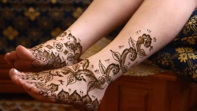 mehendi sur les jambes