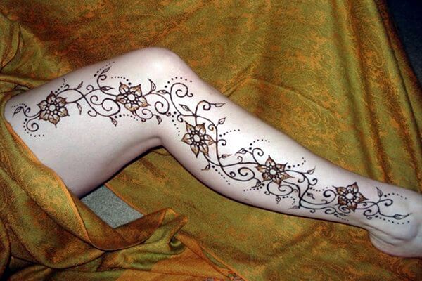 Mehendi sur la jambe d'une fille