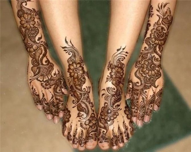 Mehendi sur les pieds pour les débutants