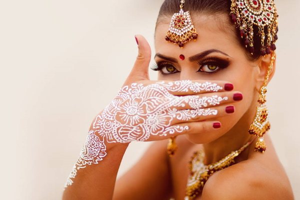 Mehendi sur une jambe. Croquis, dessins pour débutants, photos