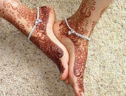 Mehendi sur une jambe. Croquis, dessins pour débutants, photos