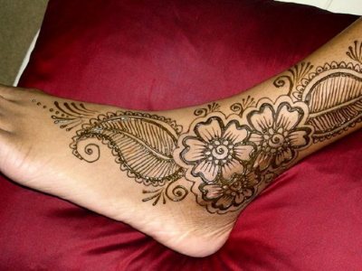 Mehendi sur une jambe. Croquis, dessins pour débutants, photos