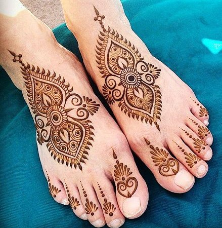 Mehendi sur une jambe. Croquis, dessins pour débutants, photos