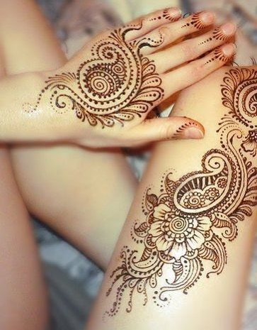 Mehendi sur une jambe. Croquis, dessins pour débutants, photos