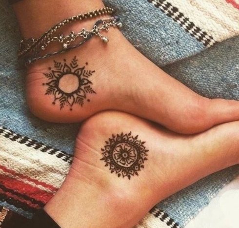 Mehendi sur une jambe. Croquis, dessins pour débutants, photos