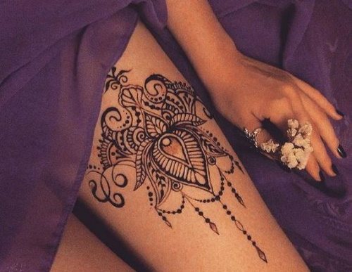 Mehendi sur la jambe. Croquis, dessins pour débutants, photos