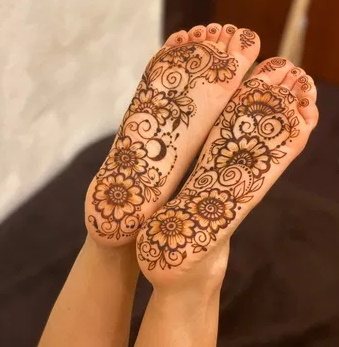 Mehendi sur une jambe. Croquis, dessins pour débutants, photos
