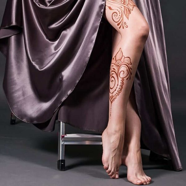 Mehendi sur les pieds et les cuisses