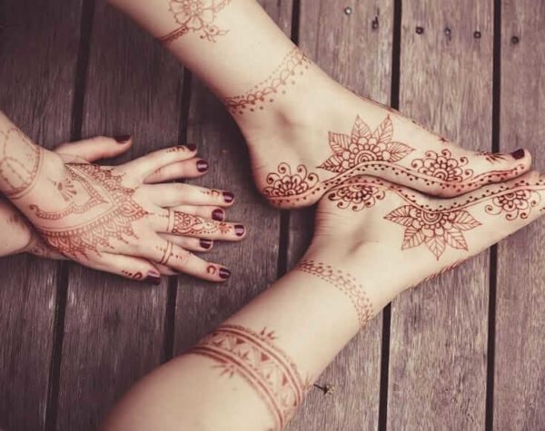 Mehendi sur les pieds et les mains