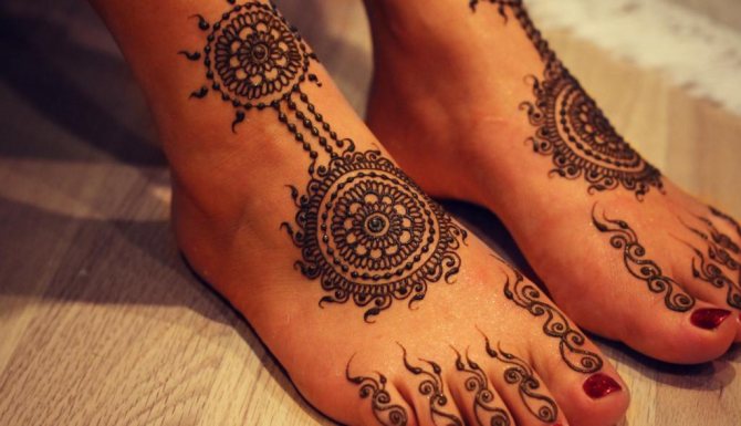 mehendi sur les jambes