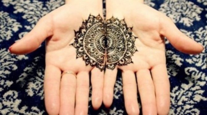 Mehendi sur les mains : signification