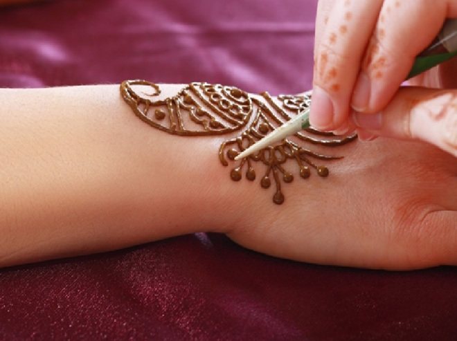 Mehendi sur le cou