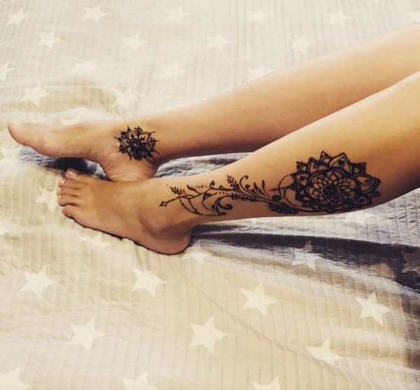 Mehendi om et fleurs sur sa jambe