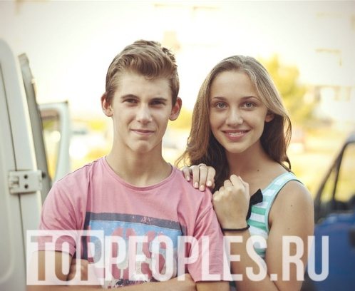 Mia Boyka a její bratr jako dítě bez modrých vlasů