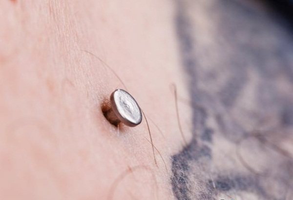 首、顔、腕、胸、鎖骨、腰のマイクロダーマル。なんだろう、フォトピアス。作り方・留め方