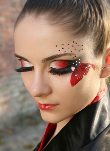 首、顔、腕、胸、鎖骨、腰のマイクロダーマル。なんだろう、ピアスの写真。作り方・付け方