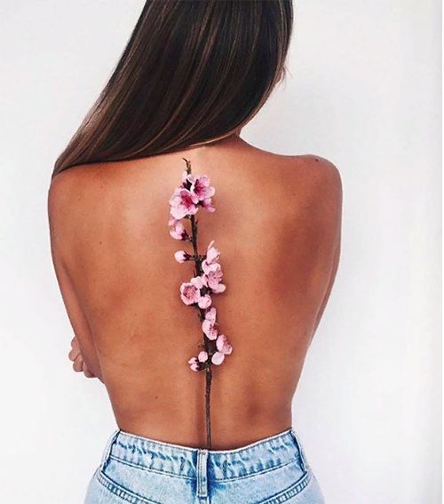 Tatouage féminin d'un cerisier mignon