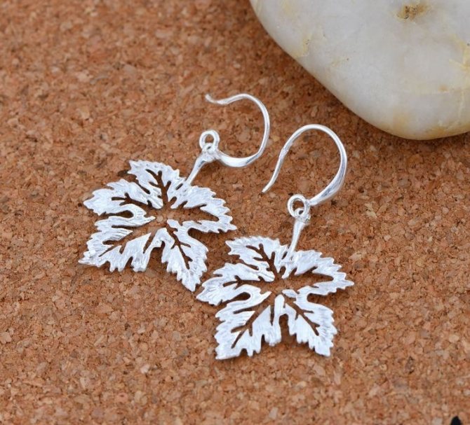 Boucles d'oreilles en forme de feuille d'érable, mignonnes et délicates.