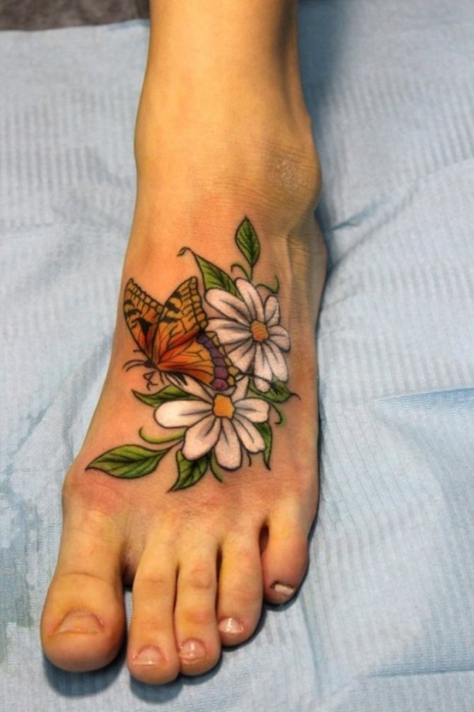 Mignonnes marguerites tatouées sur des pieds de femmes