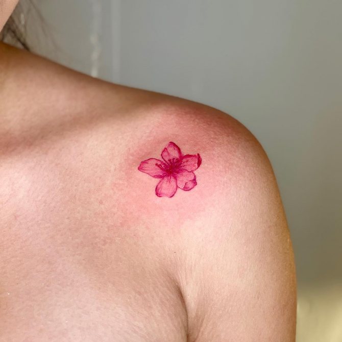 Mini tatouage de Sakura sur l'épaule
