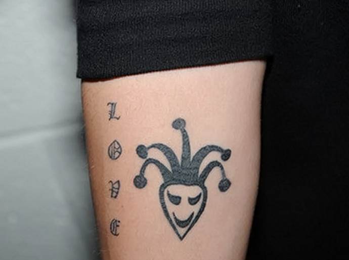 tatouage au stylo miniature