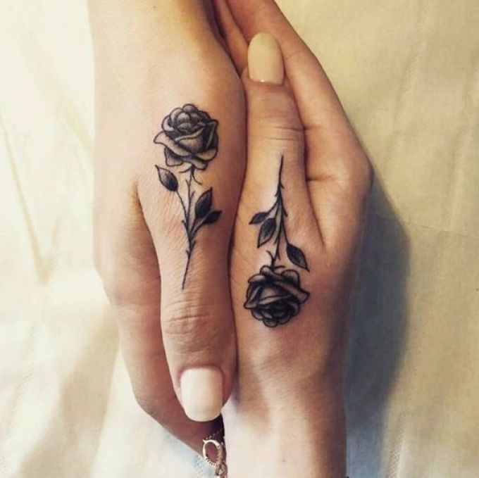 Des roses miniatures tatouées pour des amis