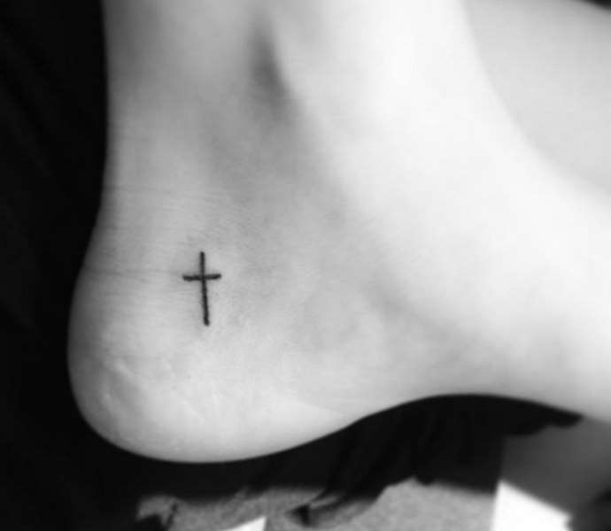 Μινιμαλιστικό τατουάζ σταυρού