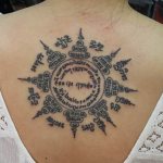 mystischer Kreis auf seinem Rücken